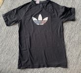 Svart t-shirt från Adidas i strl 170