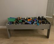 Legobord med massor av Lego 