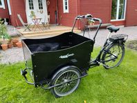 Fin och stadig elcykel med låda.