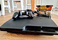 PlayStation 3 slim med handkontroll och spel