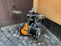 Portabelt mini trumset inkl akustisk gitarr plus sonor snare