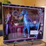 > Monster High Headless Headmistress Bloodgood docka