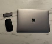 MacBook Pro & Magic Mouse 2