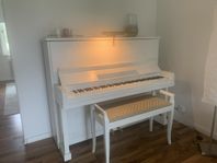 vitmålat piano inklusive pianostol o pianobelysning