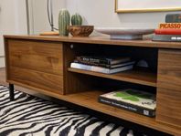 MIO Salerno | tv- bänk, mediabänk, sideboard. Valnöt