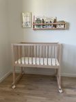 Bedside crib, liten spjälsäng 