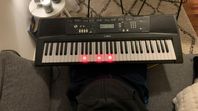 Yamaha EZ-220 keyboard + hörlurar + stativ