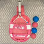 Babolat B'Fly tennisracket barn med bollar och bag