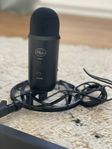 Blue Yeti mikrofon med boom arm (stativ)