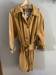 Burberry trenchcoat stl 42/44 i superbra skick, 2500kr