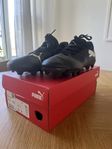 Puma Fotbollskor stl 32 