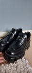 svarta loafers Prada