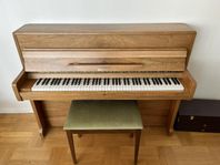 Piano med pall skänkes