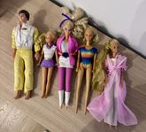 3 Barbie, 1 Skipper, 1 Ken, 2 Cindy, katt, säng, kläder