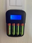 AA-batteriladdare med LEDdisplay och 4 inkluderade batterier