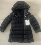 Super snygg vinterjacka strl 6 åring från Moncler, helt ny