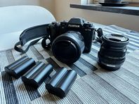 Fujifilm X-T5 med extra objektiv (X35 F2 WR) och batterier