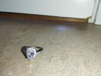 Ring metal och diamant?