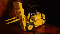 Cat Caterpillar gaffeltruck skala 1:25 NZG modell 