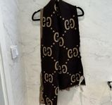 Gucci - Brun halsduk 35 x 190 cm i fint skick. Nypris 5440kr