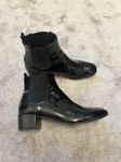 Monki blanka lack svarta Chelsea boots storlek 40