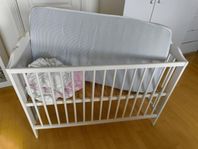 Ikea babysäng/ barnsäng + 8 matrast sheets