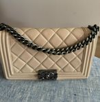 CHANEL Boy Bag beige lammskinn medium