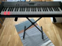 Casio LK-120 tangentbelyst keyboard och stativ