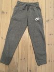 Nike joggingbyxor strl S / 128-137