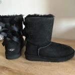 UGG Bailey Bow II svarta stl 30