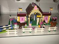 Fint Lego friends - tävlings stall 