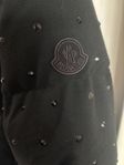 Moncler dunjacka i storlek 1 motsvarande S