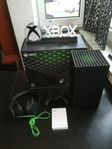 Xbox series X med tillbehör. 