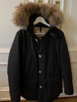 WOOLRICH svart dunparkas 