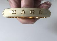 Marc Jacobs armband i guld och krämvitt