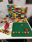 Lego Duplo ångtåg med tågspår och Lego Duplo bitar 