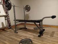 Tröningsbänk + 120kg vikter + hantlar/sit ups bänk mm.