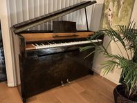 Piano med ”flygelöppning” bortskänkes