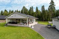 Villa i nyskick med utsikt över sjö