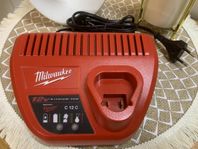  Milwaukee batteriladdare 12 V som ny 