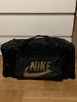 Nike bag svart med guldigt Nike tryck