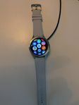 Smartklocka Galaxy Watch4 Classic, knappt använd. 