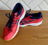 Asics sneakers storlek 35 superfint skick!