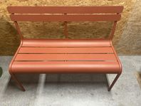 FERMOB Luxembourg 2/3-Seater Bench With Backrest färg chili