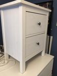 Byrå/sängbord Hemnes från Ikea