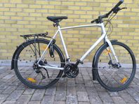 oanvänd hybrid cykel från Trek, nypris 9000