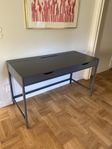 Skrivbord Alex IKEA  132*58, grått