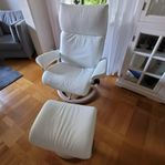 Fåtölj med fotpall. Stressless Aura large, vit läder