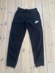 Nike joggingbyxor svarta strl L / 147-158