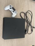 ps4 slim 1tb minne med en kontroll